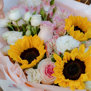 Букет из эустом и подсолнухов "Солнечные объятия" - фото 5