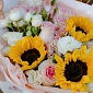 Букет из эустом и подсолнухов "Солнечные объятия" - фото 5