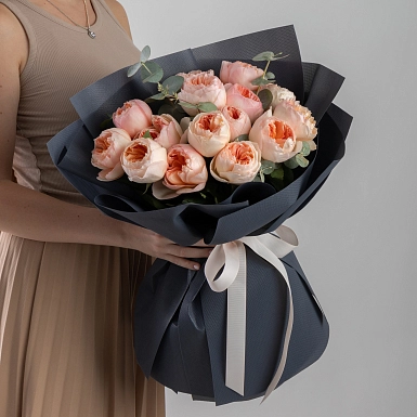 Букет из 15 пионовидных роз David Austin "Juliet" с оформлением - фото 4