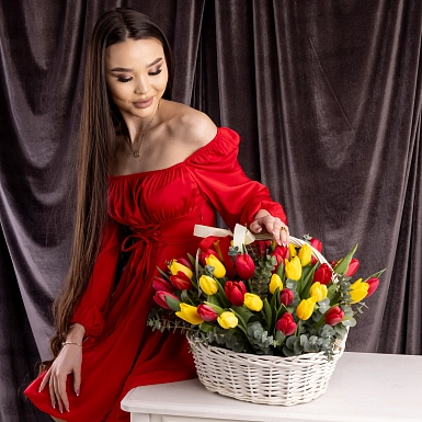 Корзинка из 45 красных и желтых тюльпанов с зеленью - фото 6