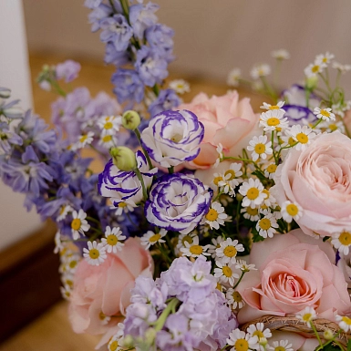 Композиция из маттиол и ромашек "Ласточка" - фото 6