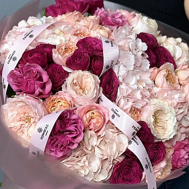 Букет из гортензий и пионовидных роз "Love is" - фото 5