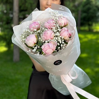Букет из 7 местных розовых пионов с гипсофилой - фото 2