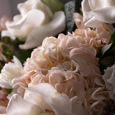 Букет из гортензии и роз "Адриана" - фото 6