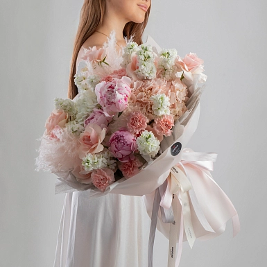 Букет с пионами и маттиолой "Чудное мгновенье" в оформлении фото