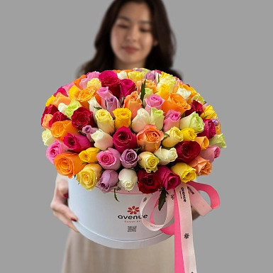 Композиция из 101 микс розы в белой коробке - фото 1