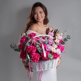 Корзина с пионами и розами "Шепот чувств"