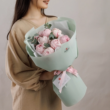 Букет из 9 розовых пионов с зеленью - фото 2