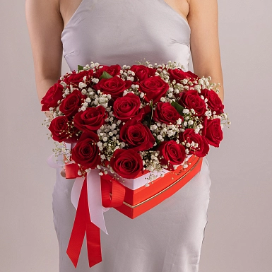 Композиция в сердце с розами и гипсофилой "Легкость Любви" - фото 1