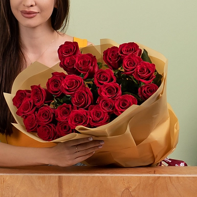 Букет из 25 красных роз 80 см в оформлении - фото 3