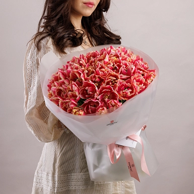 Букет из 51 красно-белого пионовидного тюльпана - фото 2