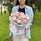 11 розовых пионов с гипсофилой в коробке - фото 2