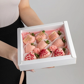 Клубника в розовом шоколаде 9 шт.