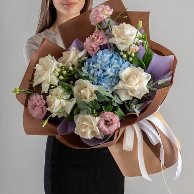 Букет из гортензии и роз “Акбота” фото