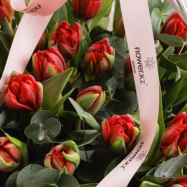 Корзинка из 51 красных пионовидных тюльпанов - фото 5