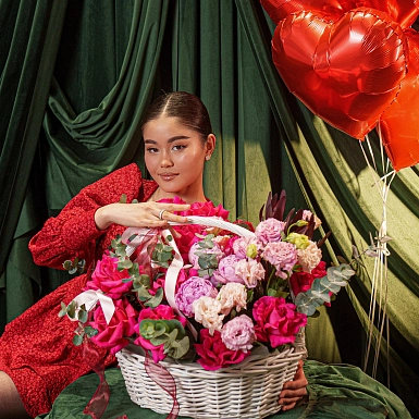 Корзина с пионами и розами "Шепот чувств" - фото 2