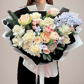 Зимний букет из амариллиса и пионовидных роз "Снежный узор"