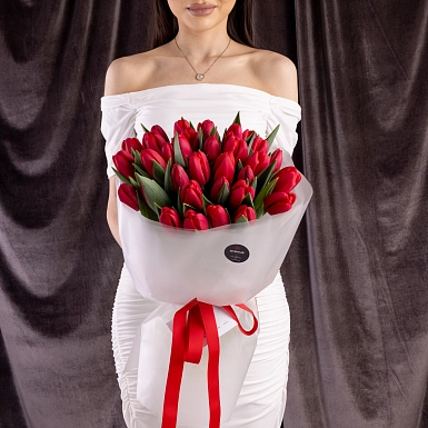 Букет из 35 красных тюльпанов - фото 5
