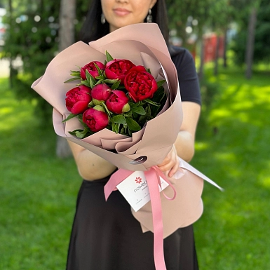 7 местных красных пионов в оформлении - фото 3