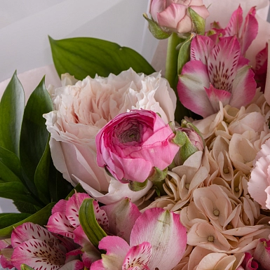 Букет из гортензии и ранункулюсов "Аромат нежности" фото