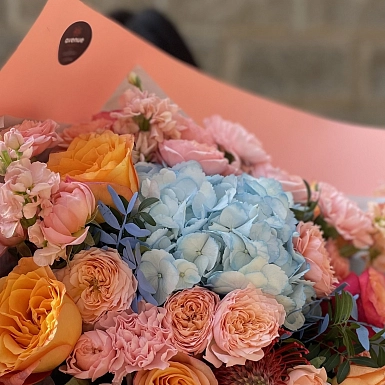 Букет из гортензии и роз "Айгуль" фото