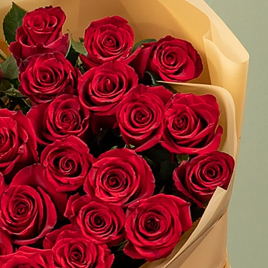 Букет из 35 красных роз 80 см в оформлении - фото 5