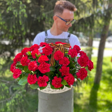 51 красная гвоздика в корзине - фото 2