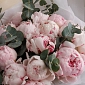 Букет из 15 розовых пионов с зеленью - фото 5