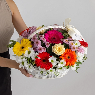 Композиция с герберами в корзине "Цветочный комплимент" - фото 3