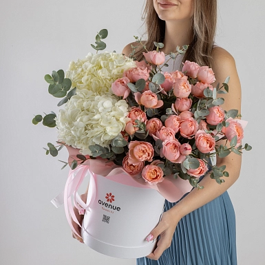 Композиция с гортензиями в коробке "Персиковое небо" - фото 2