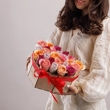 Композиция из 25 микс роз в коробке сердце - фото 1