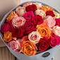 Букет из 25 разноцветных голландских роз 50 см "Grey" - фото 5