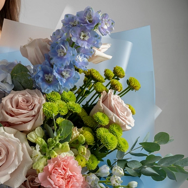 Букет с дельфиниумом и розами "Petra" фото