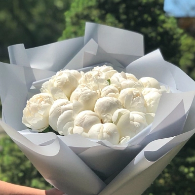 Букет из 15 белых пионов в оформление - фото 2