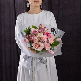 Букет из гортензии и ранункулюсов "Аромат нежности" фото