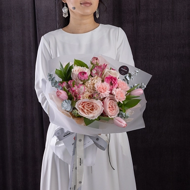 Букет из гортензии и ранункулюсов "Аромат нежности" фото