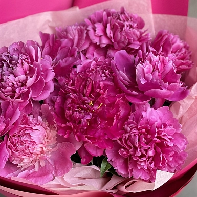 Букет из 11 местных малиновых пионов - фото 3