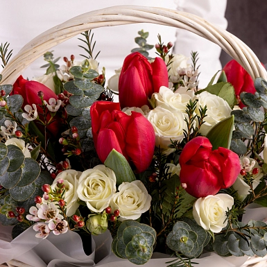 Корзинка из тюльпанов и кустовых роз "Малышка" - фото 5