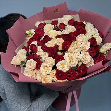 Букет из кустовых роз "Тянь-Шань" (35 шт) - фото 1