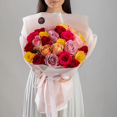 Букет из 25 микс Голландских роз 50 см с оформлением - фото 1