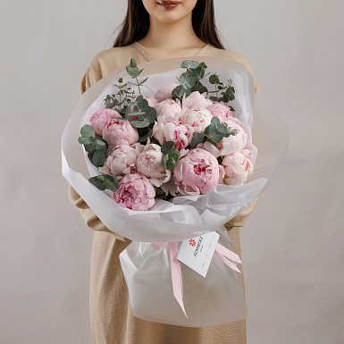 Букет из 15 розовых пионов с зеленью - фото 1