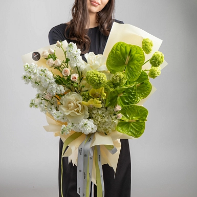 Букет с антуриумом "Пробуждение природы" в оформлении фото