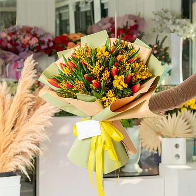 Букет из мимозы и тюльпанов "Весеннее настроение" - фото 3