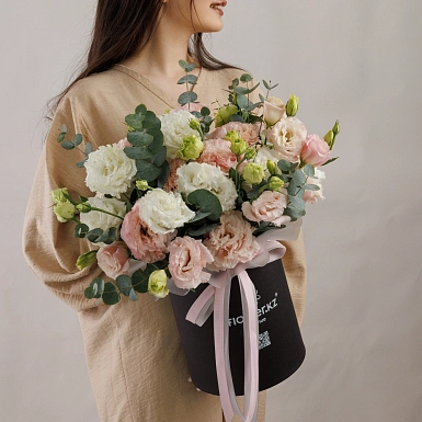 Композиция из 11 лизиантусов с зеленью в коробке - фото 2