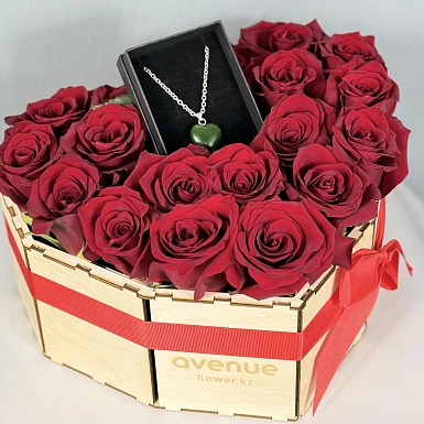 Коробка сердце из 19 роз и украшения "Праздник любви" - фото 2