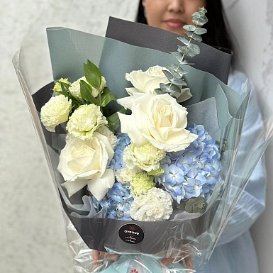 Букет из гортензии и роз "Айым" фото