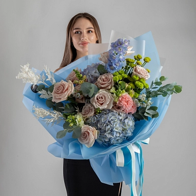 Букет с дельфиниумом и розами "Petra" фото