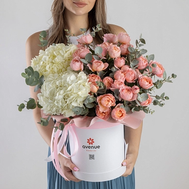 Композиция с гортензиями в коробке "Персиковое небо" - фото 1