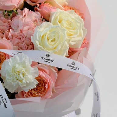 Букет с розами и гортензией "Светлый романс" фото