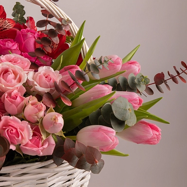 Композиция в корзине "Алые Лепестки" - фото 6